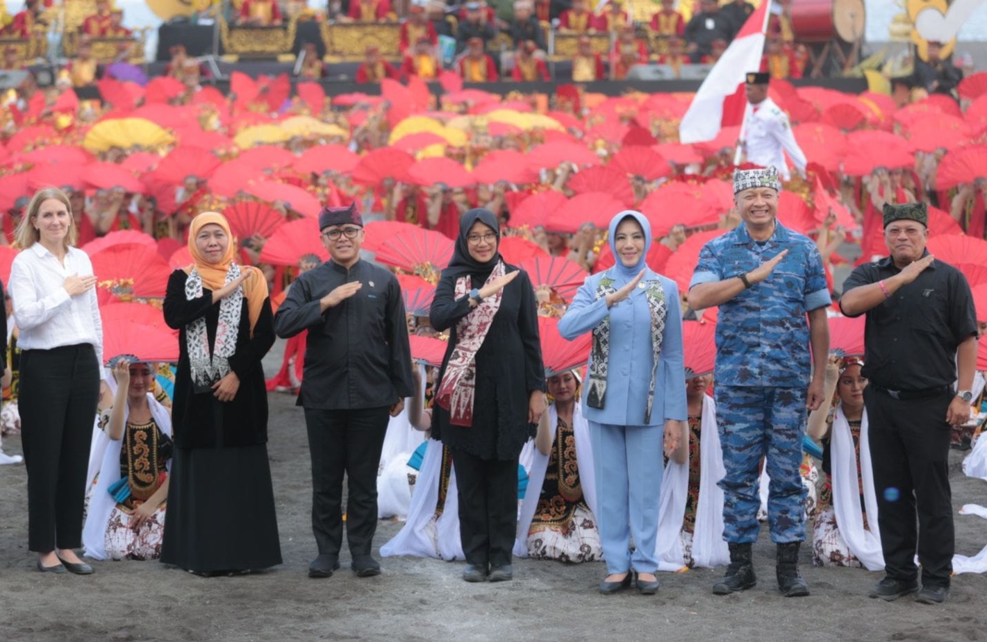 Gubernur Khofifah Hadiri Festival Gandrung Sewu 2023 di Pantai Boom