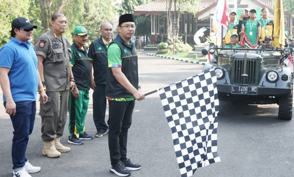 Gus Muhdlor Berangkatkan Kirab Atlet  Sepak Bola Putra dan Putri Sidoarjo