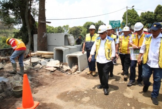 Menteri PUPR Bersama Anggota Komisi V DPR RI Tinjau Perbaikan Jalan Sukamakmur – Sukawangi