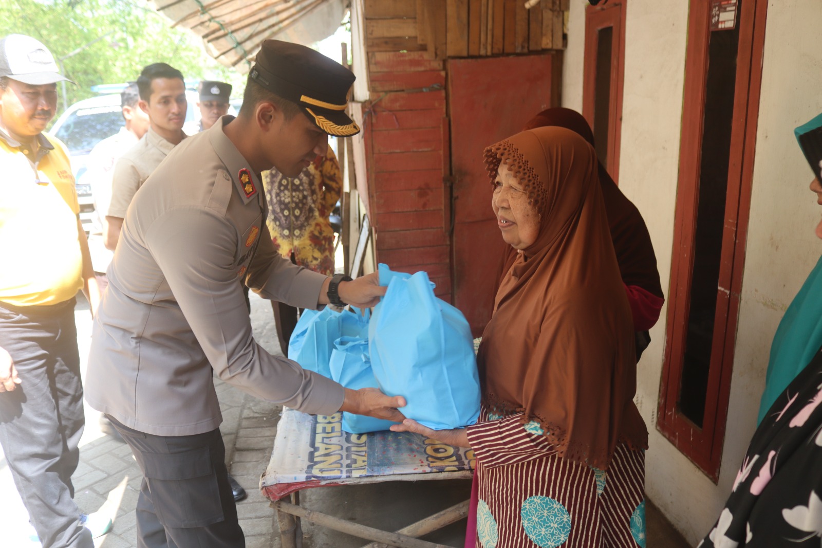 Bakti Sosial Polri Untuk Masyarakat, Polres Pasuruan Gelar Jum’at Curhat Bagikan Sembako