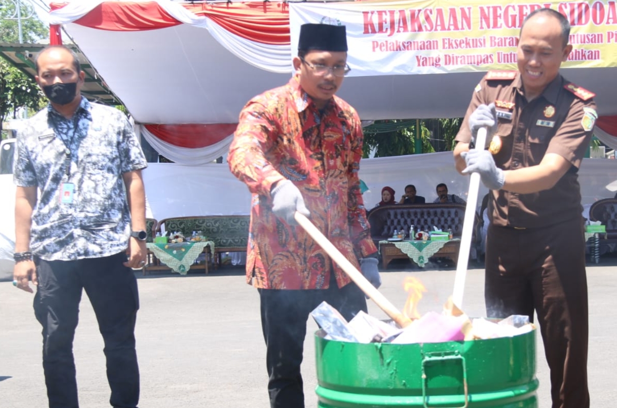 Bupati Sidoarjo bersama Forkopimda Musnahkan Barang Bukti Tindak Kejahatan