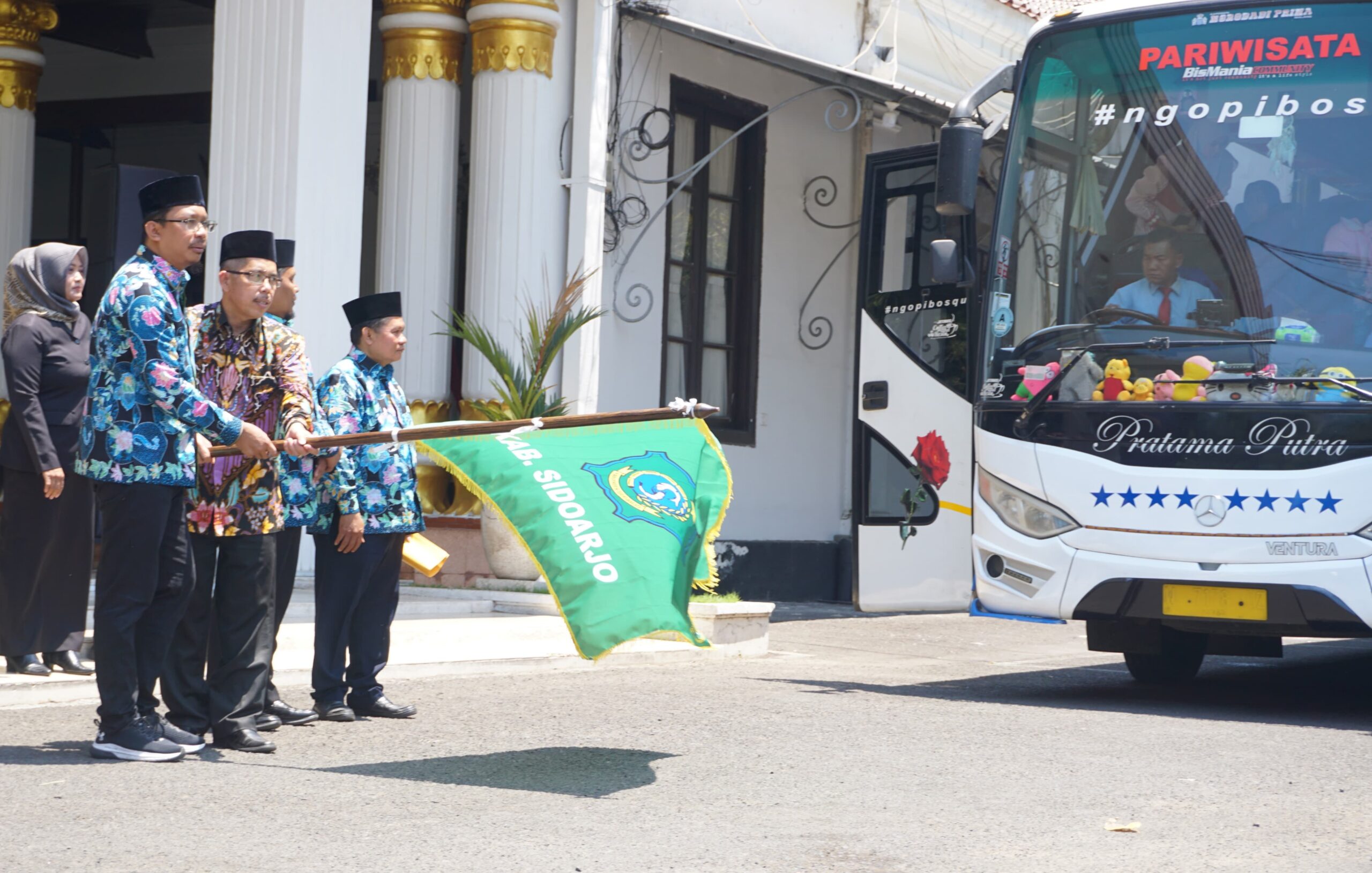 Gus Mudhlor Lepas 53 Kafilah MTQ Jatim ke-XXX /2023