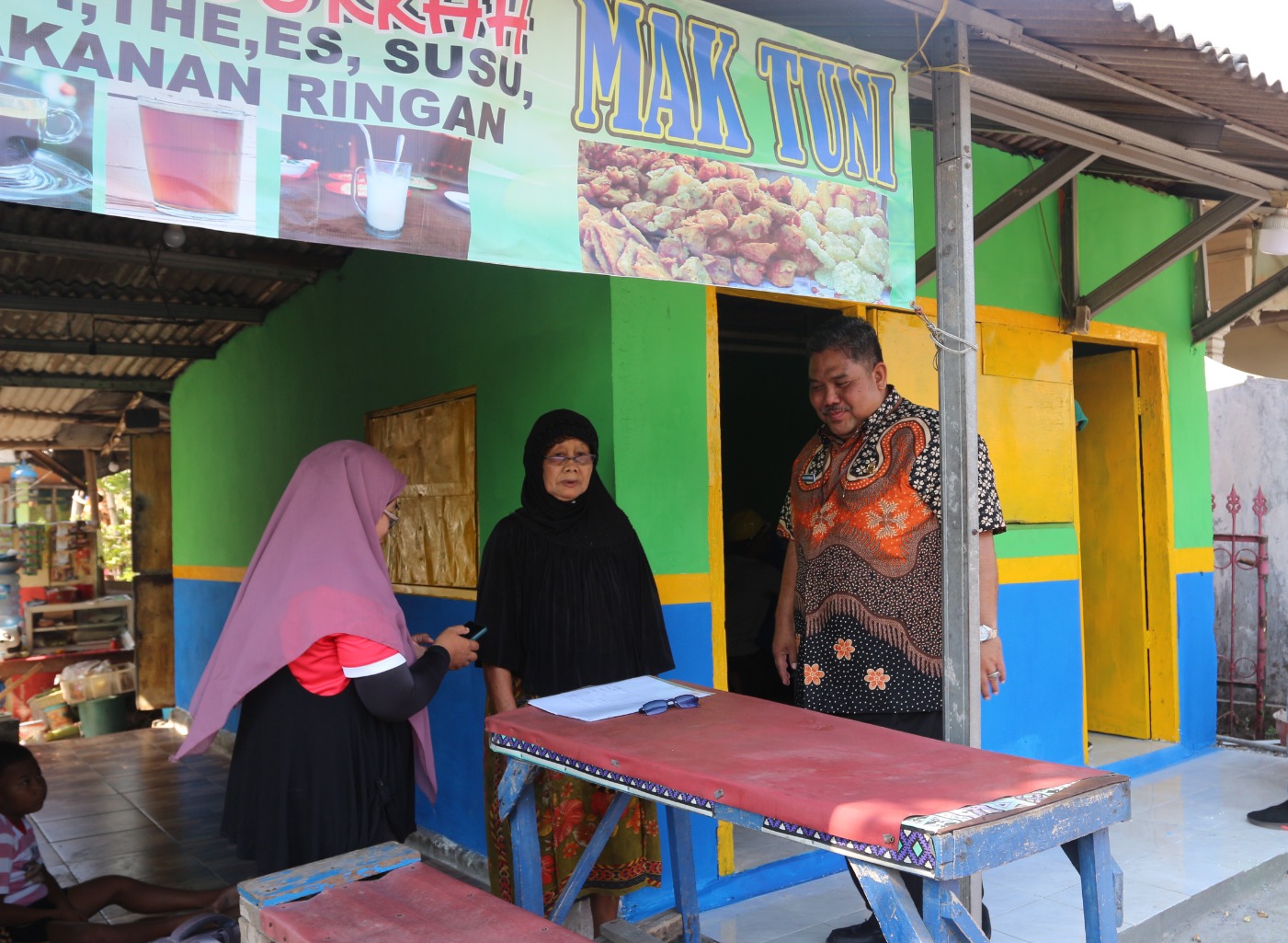 Warungnya Direnovasi, Ibu Ngatemah dan Satuni Ucapkan Terima kasih ke Bupati Sidoarjo