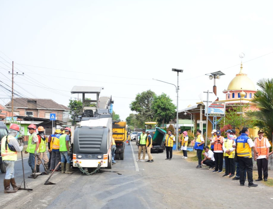 DINAS PU BINA MARGA JATIM AJAK 21 PPK BELAJAR PERKERASAN ASPAL DENGAN COLD MILLING MACHINE