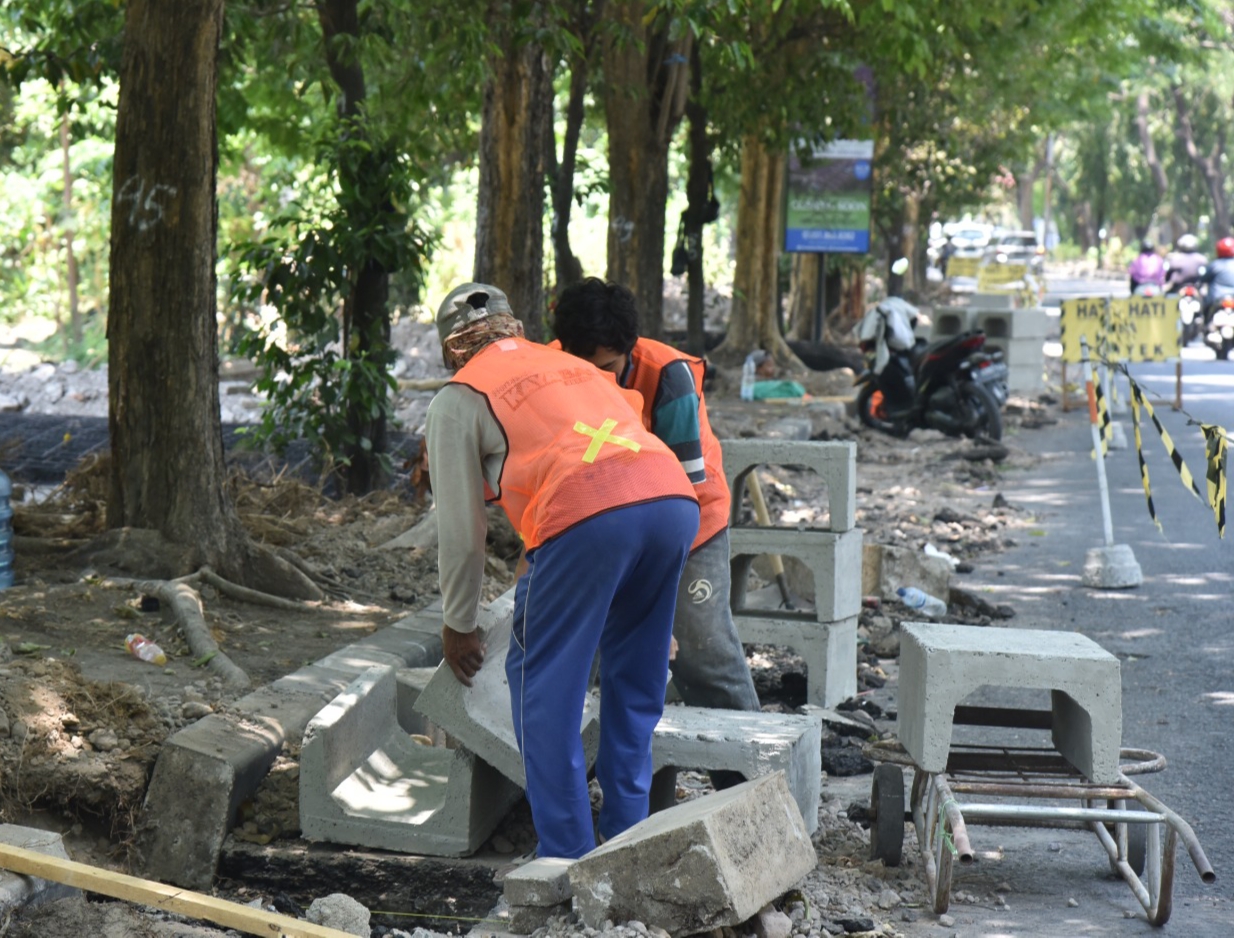 Pemkab Sidoarjo Percantik Trotoar Ruas Jalan Lingkar Barat