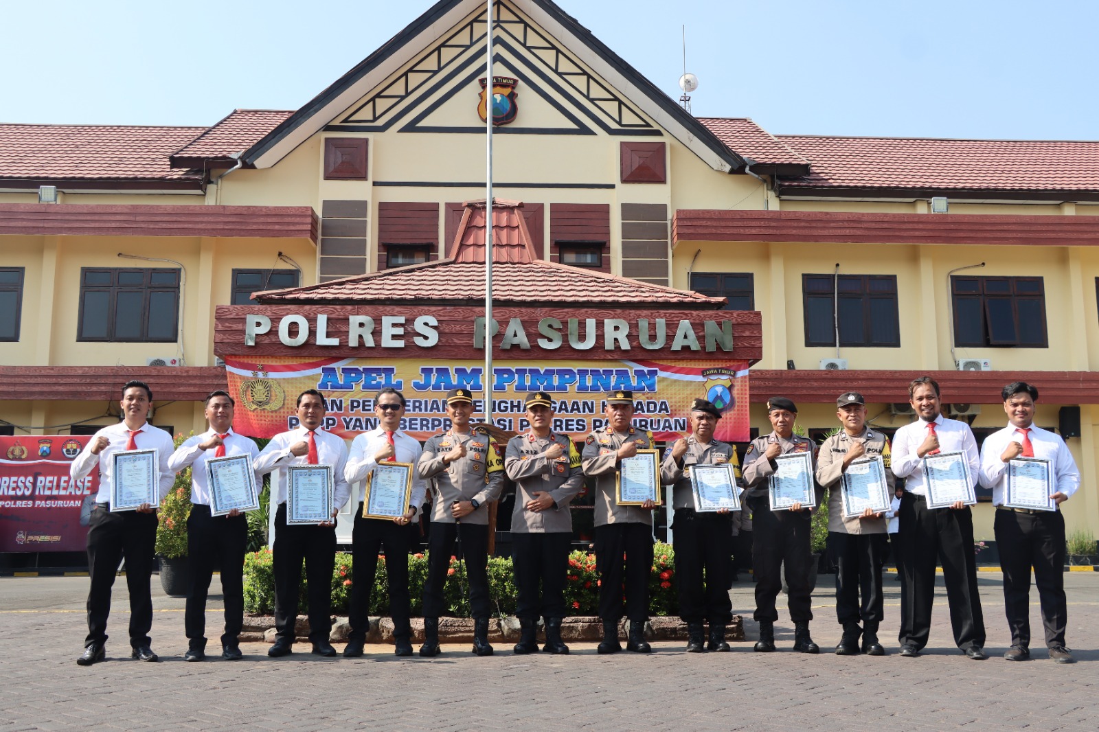 Apel Jam Pimpinan, Kapolres Pasuruan Berikan Reward Kepada Personel Berprestasi