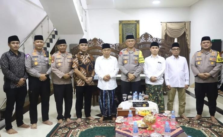 Kapolda Jatim Silaturahmi ke Sejumlah  Ponpes di Jatim