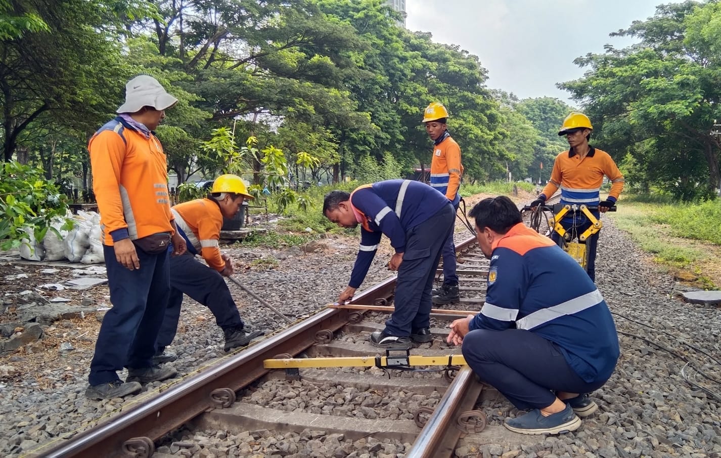 Jelang Angkutan Nataru 2023/2024, KAI Daop 8 Surabaya Lakukan Perawatan Rel