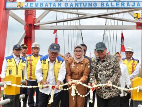 Menteri Basuki Resmikan Jembatan Gantung Baleraja di Subang