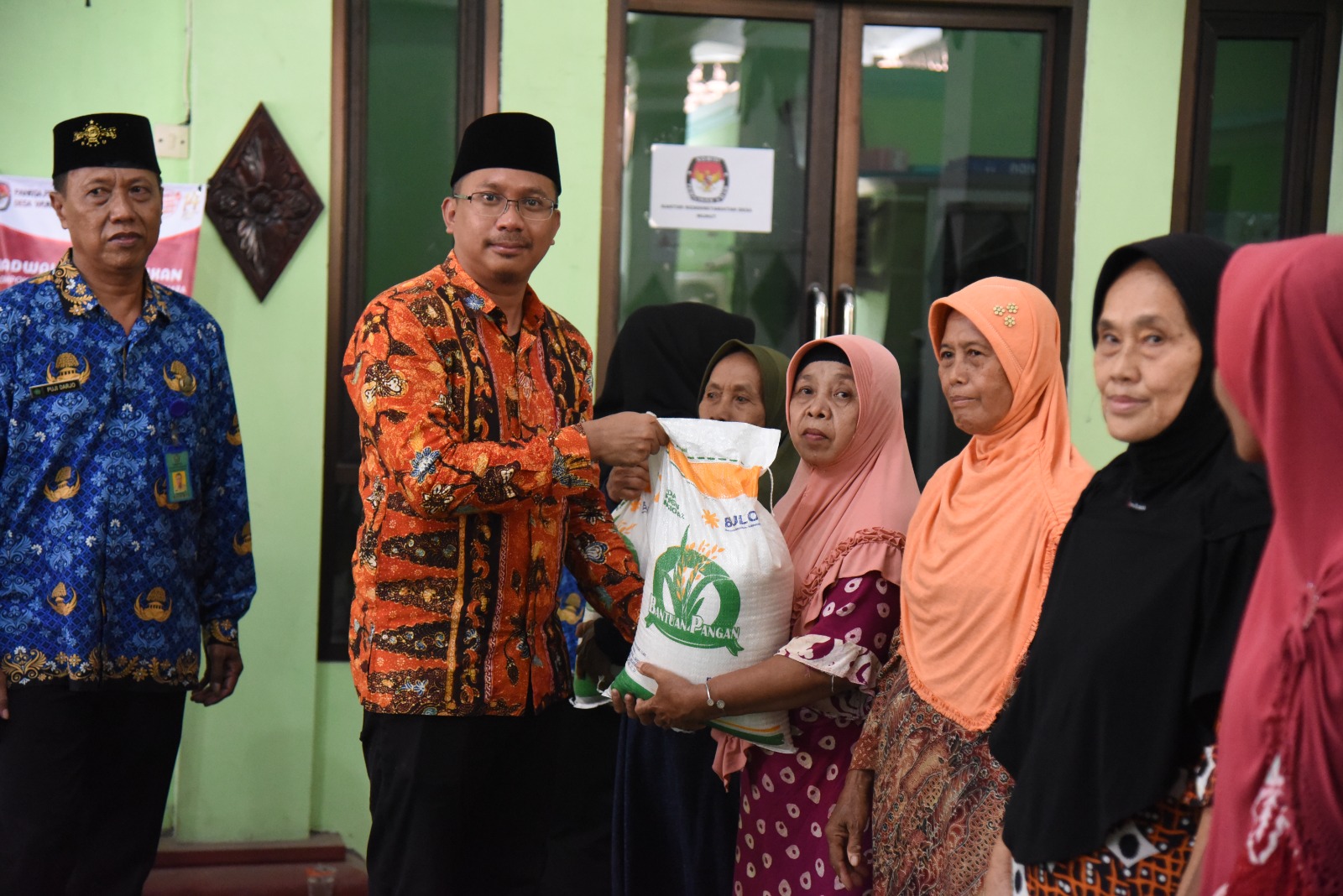 Bupati Sidoarjo Salurkan Bantuan Pangan Tahap II kepada 93.635 KPM