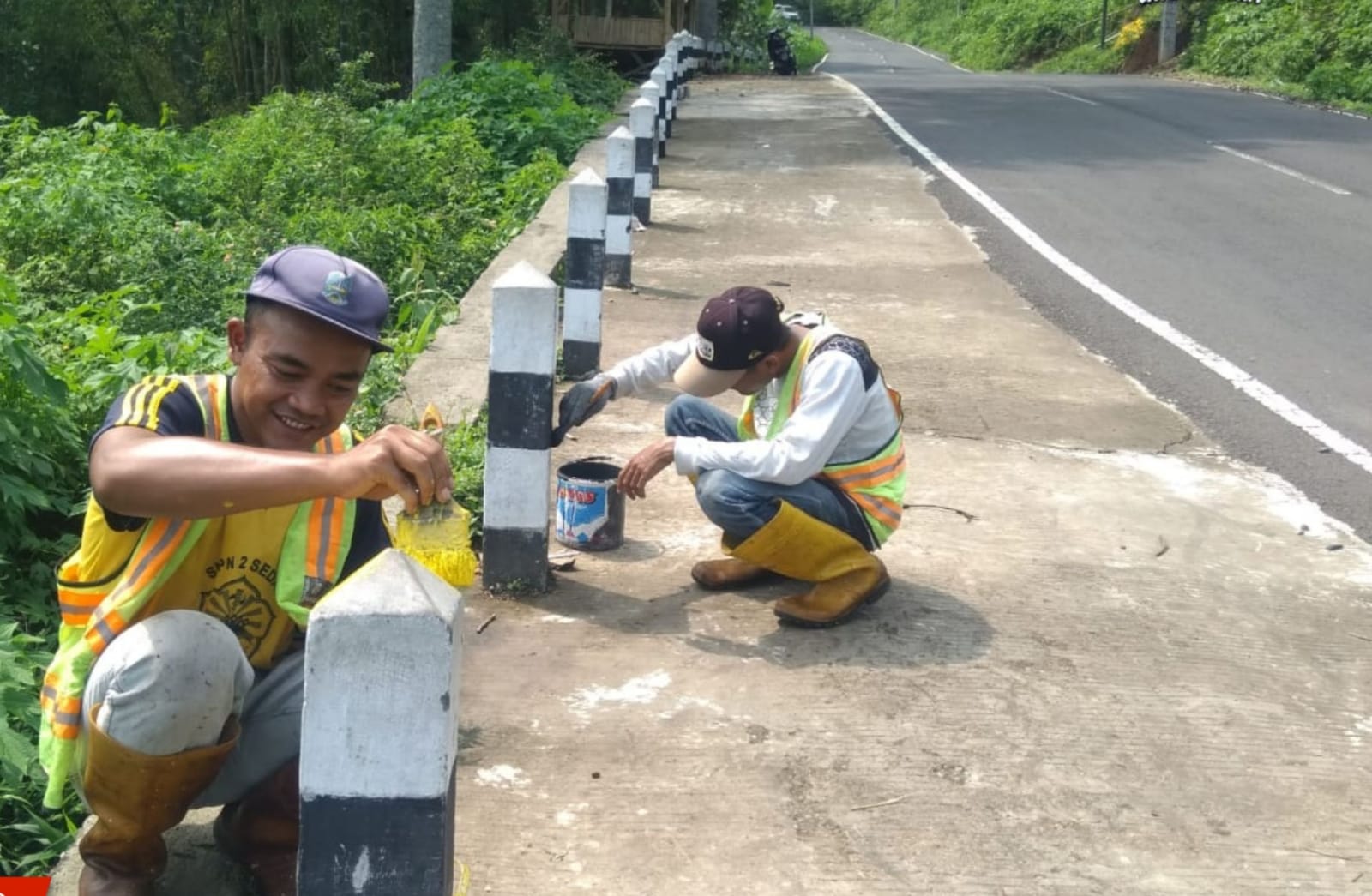 Dinas PU Bina Marga Jatim Gelar Pengecatan Patok Tolo di Ruas Jalan Batas Kota Batu