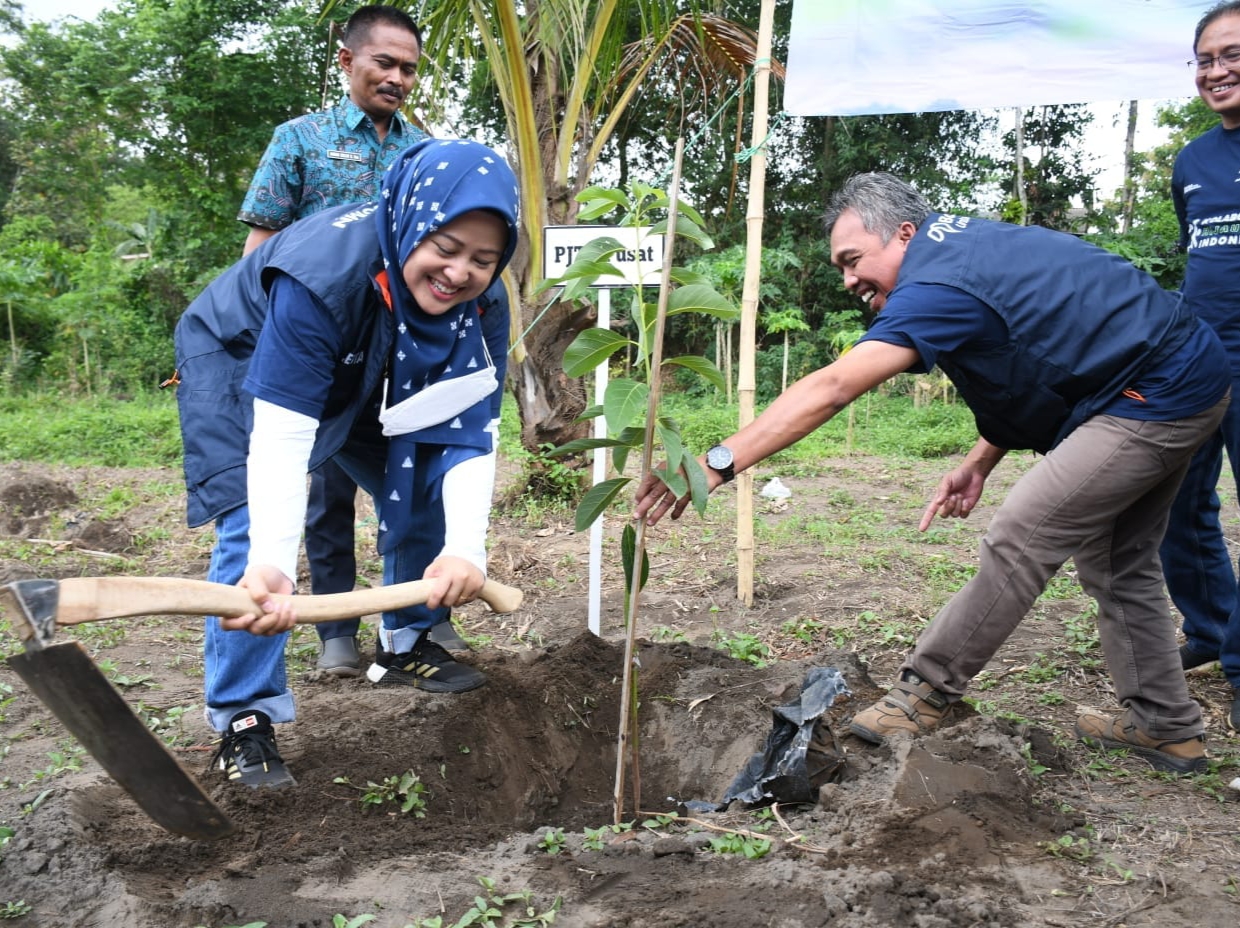 Jasa Tirta I dan PNM Hijaukan Brantas Hulu dengan Tanam 5.750 Bibit Pohon