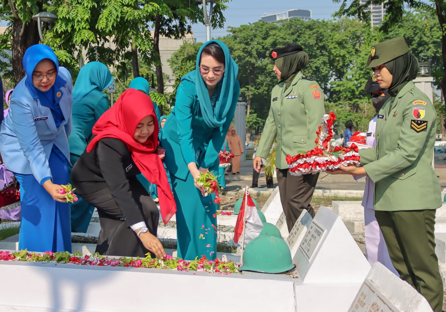 Ketua TP PKK Jatim Peringati Hari Ibu ke-95,b Tabur Bunga di Makam Pahlawan