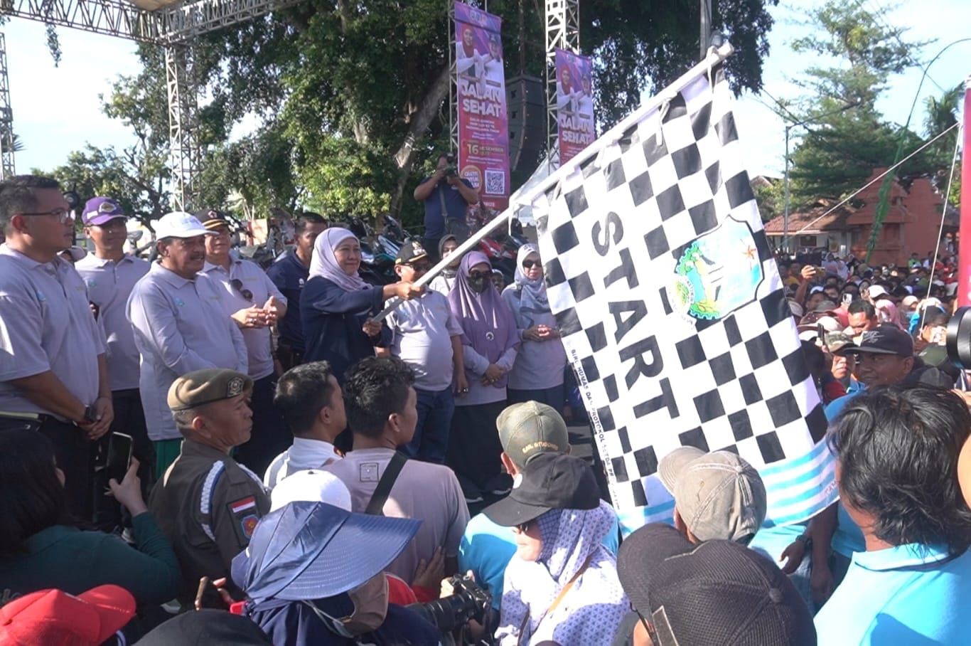 Peringati Hari Jadi Provinsi Jatim ke-78, Gubernur Khofifah Jalan Sehat Bersama Warga Situbondo