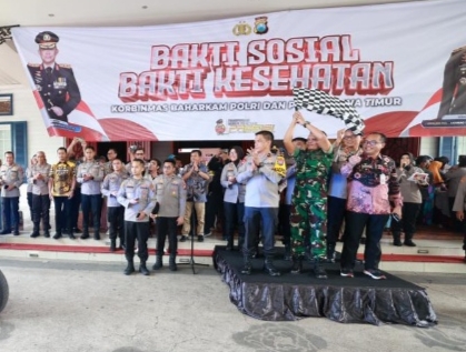 Polda Jatim Bersama Korbinmas Baharkam Polri Gelar Bakti Kesehatan dan Salurkan 15.000 Sembako