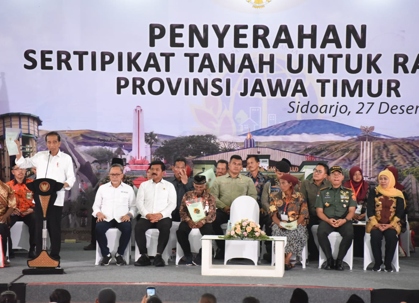 Presiden RI Joko Widodo Bagikan 5.000 Sertifikat Tanah ke Warga Jawa Timur