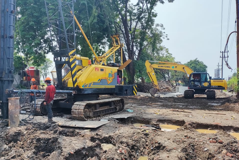 Proyek Pembangunan Frontage Road Ruas Delta Sari arah Waru Capai 54 Persen