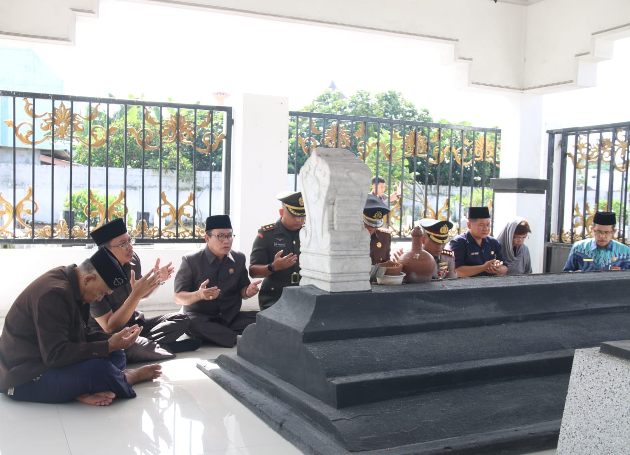 Harjasda ke 165, Gus Muhdlor Bersama Forkopimda Ziarah Makam Bupati Sidoarjo Terdahulu