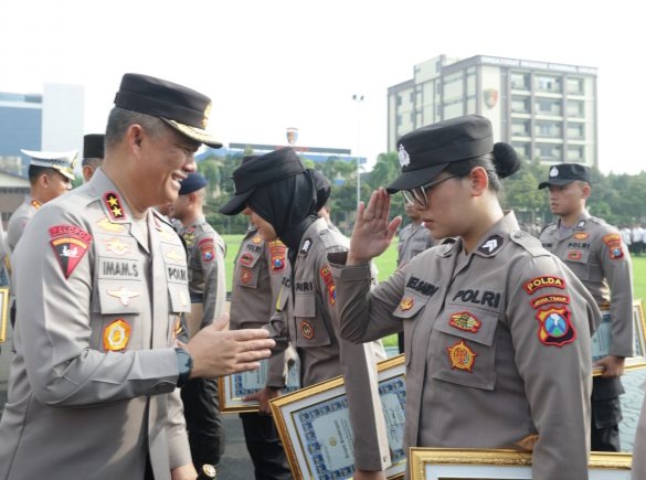 Kapolda Jatim Berikan Penghargaan Kepada 56 PNS dan Personel Polri Berprestasi