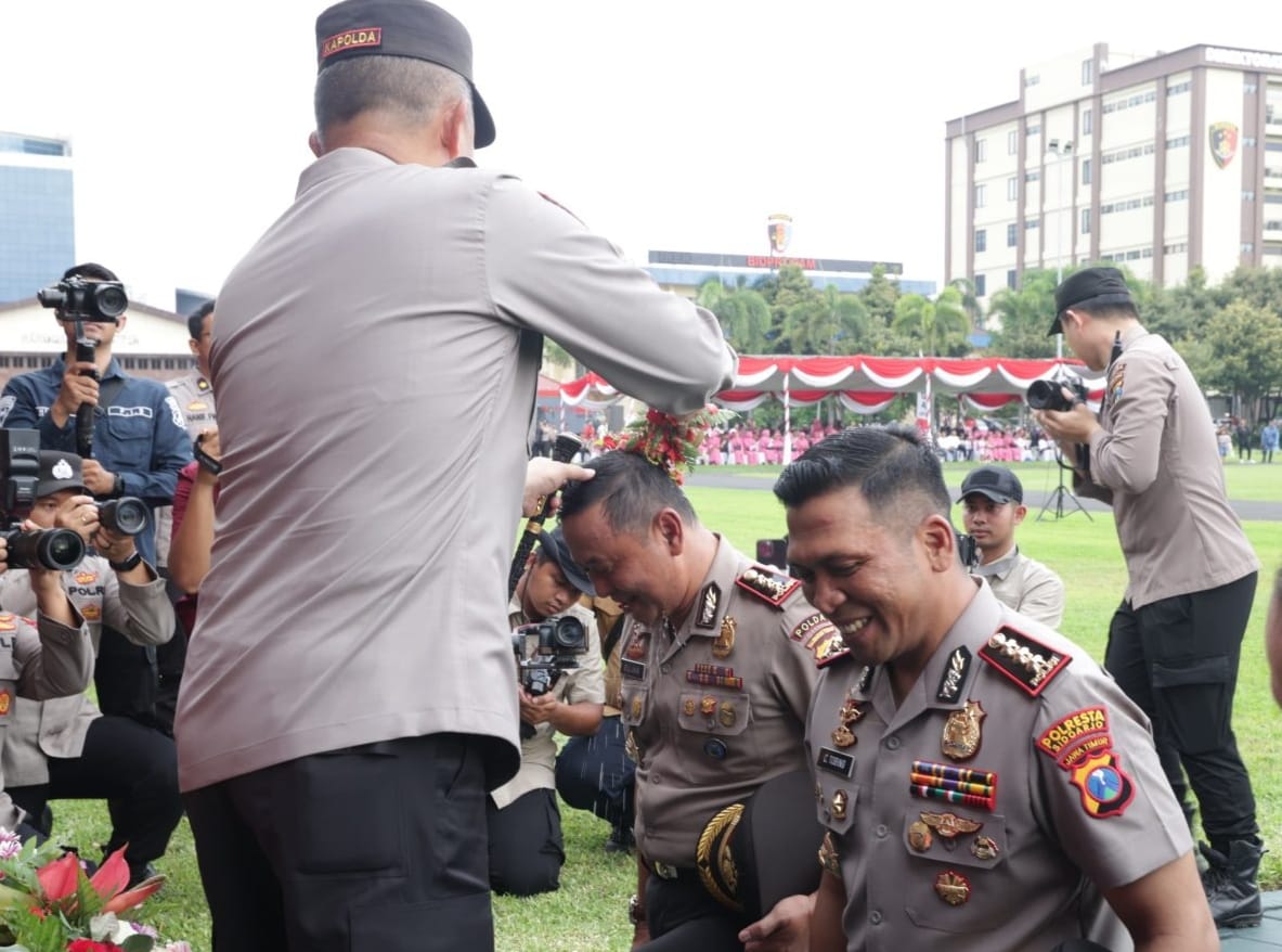 Kapolda Jatim Pimpin Upacara Kenaikan Pangkat 2.925 Personel