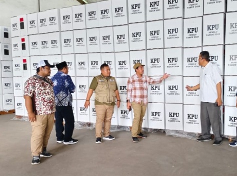 KPU Jatim Segera Tindaklanjuti Laporan Temuan Surat Suara Rusak di Sidoarjo  SURABAYA , Lintasskandal.com – Komisi Pemilihan Umum (KPU) Jawa Timur segera menindaklanjuti dan mengkroscek kembali laporan surat suara rusak yang ditemukan di Kabupaten Sidoarjo.  Dimana sebelumnya KPU Sidoarjo mengecek logistik pemilu 2024 yaitu ada  3.000 surat suara rusak. Temuan tersebut didapati saat proses penyortiran terhadap surat suara sebelum dilakukan pelipatan.  “Laporan teman-teman Sidoarjo memang demikian. Dan sedang kami kroscek juga,” kata Komisioner Divisi Perencanaan dan Logistik KPU Jatim Miftahur Rozaq saat dikonfirmasi, Jumat (5/1/2024).  Dalam penjelasan KPU Sidoarjo, kerusakan surat suara untuk Pemilu 2024 yang ditemukan pun beragam. Misalnya ada surat suara yang sobek, berlubang, ada yang warnanya pecah dan sebagainya. Setelah disortir, semua surat suara yang rusak tersebut disisihkan dan dilaporkan ke KPU Provinsi Jawa Timur serta ke KPU pusat.  Rozaq belum merinci lebih lanjut terkait temuan KPU Sidoarjo tersebut. Namun dia memastikan KPU Jatim akan melakukan kroscek secara langsung. Mantan Komisioner KPU Sampang itu menjelaskan, berdasarkan mekanisme yang berlaku, jika didapati surat suara rusak maka akan dilakukan penggantian sesuai jumlah. “Dan yang rusak kita simpan dulu. Nanti akan dimusnahkan H-1 sebelum tanggal 14 Februari 2024 yang akan disaksikan Bawaslu dan kepolisian serta stakeholder lainnya,” ungkap Rozaq.  Disisi lain, Rozaq memastikan distribusi logistik berupa surat suara saat ini terus dilakukan. Dari lima jenis surat suara Pemilu 2024, saat ini mayoritas Kabupaten/kota sudah menerima tiga hingga empat jenis suara suara. Sebelumnya, KPU Jatim menjamin seluruh logistik Pemilu rampung pertengahan Januari ini. “Saat ini sudah 85persen untuk surat suara yang diterima oleh Kabupaten/kota,”pungkas Rozaq. (hd)