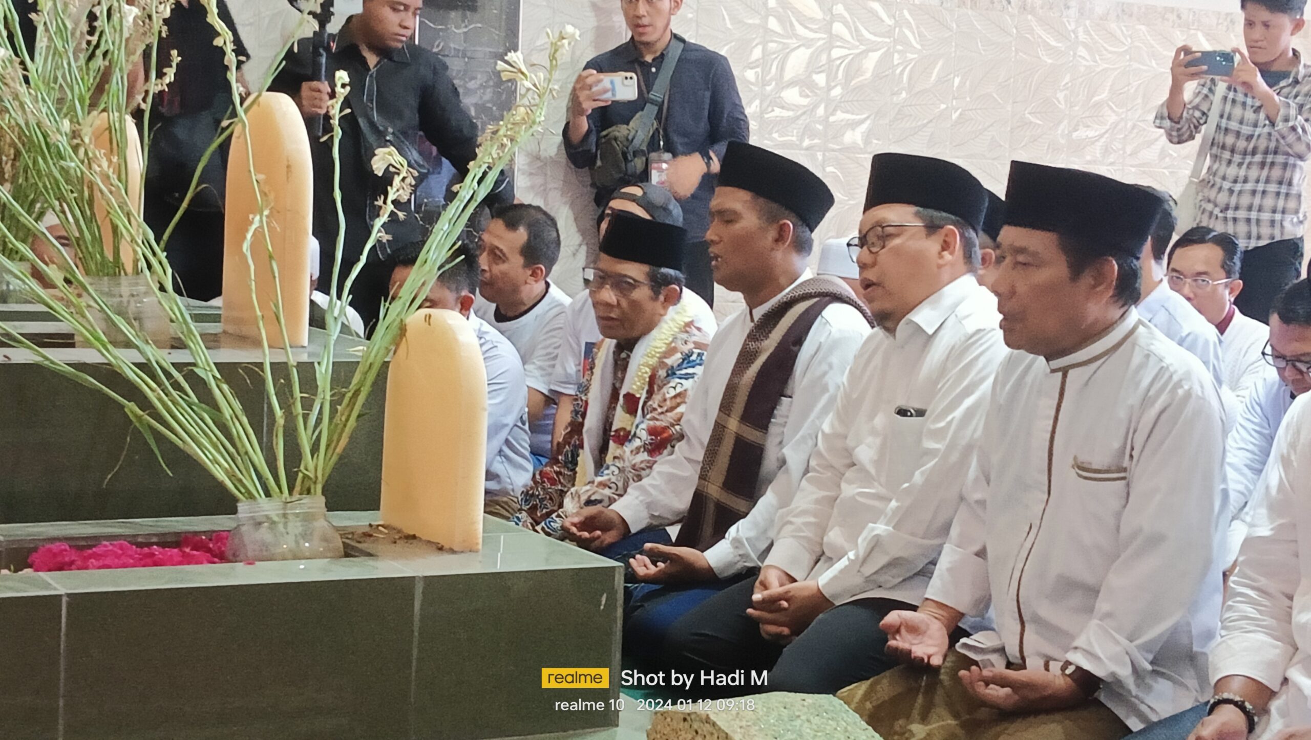 Mahfud MD Ziarah ke Makam Mbah Ratu Ayu dan Berkunjung ke Ponpes Darut Tauhid Bangil