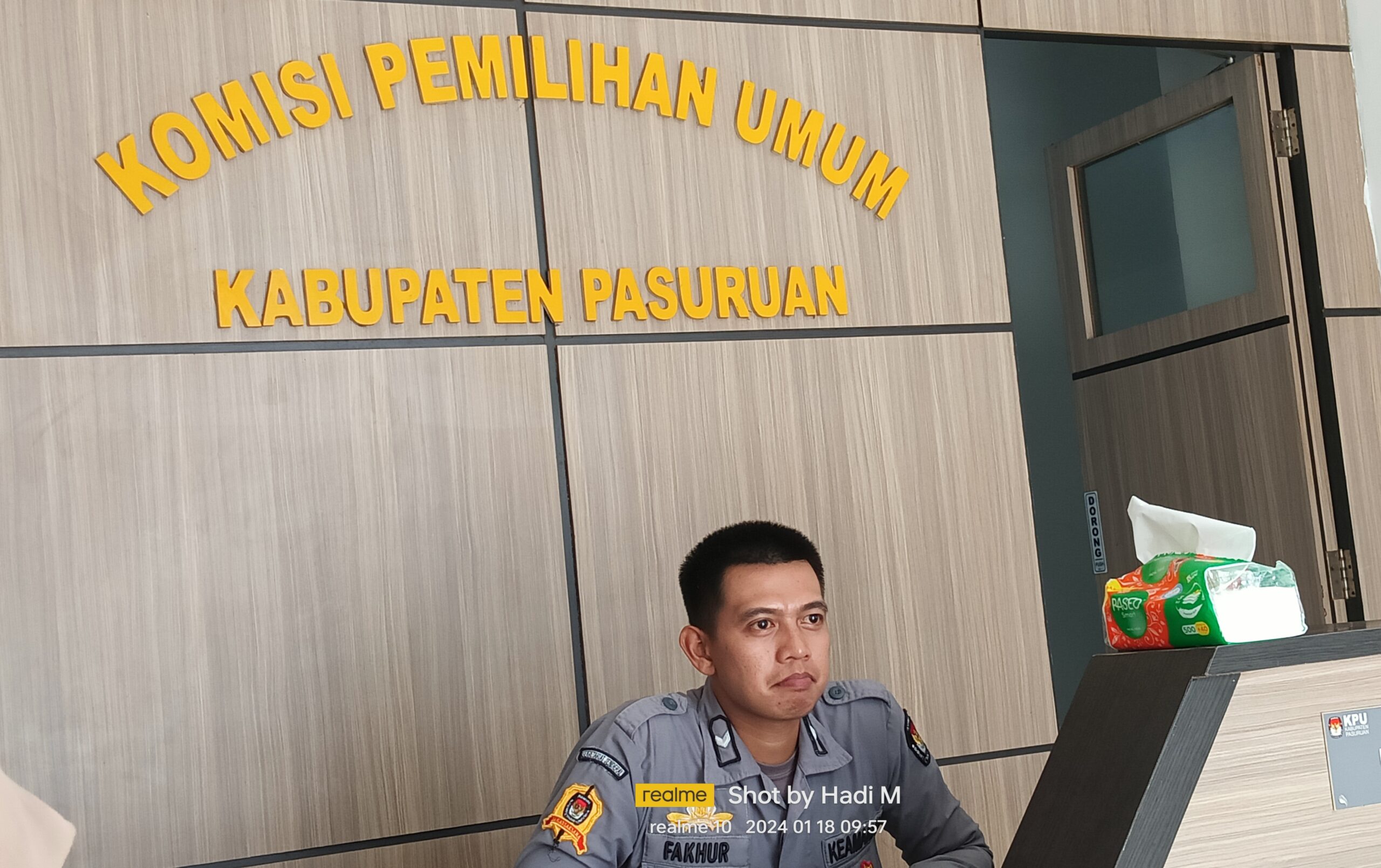 Petugas Pelipat Kartu Suara di Gudang KPU kabupaten Pasuruan Dipertanyakan