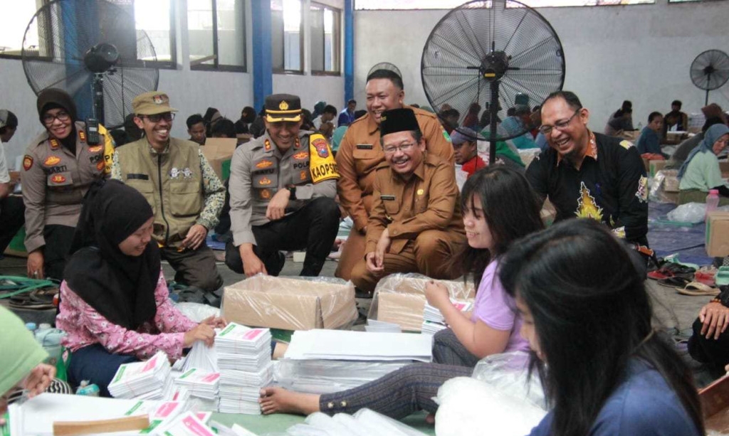 Pj Bupati Pasuruan Andriyanto Tinjau Langsung Pelipatan Surat Suara di Gudang Logistik KPU