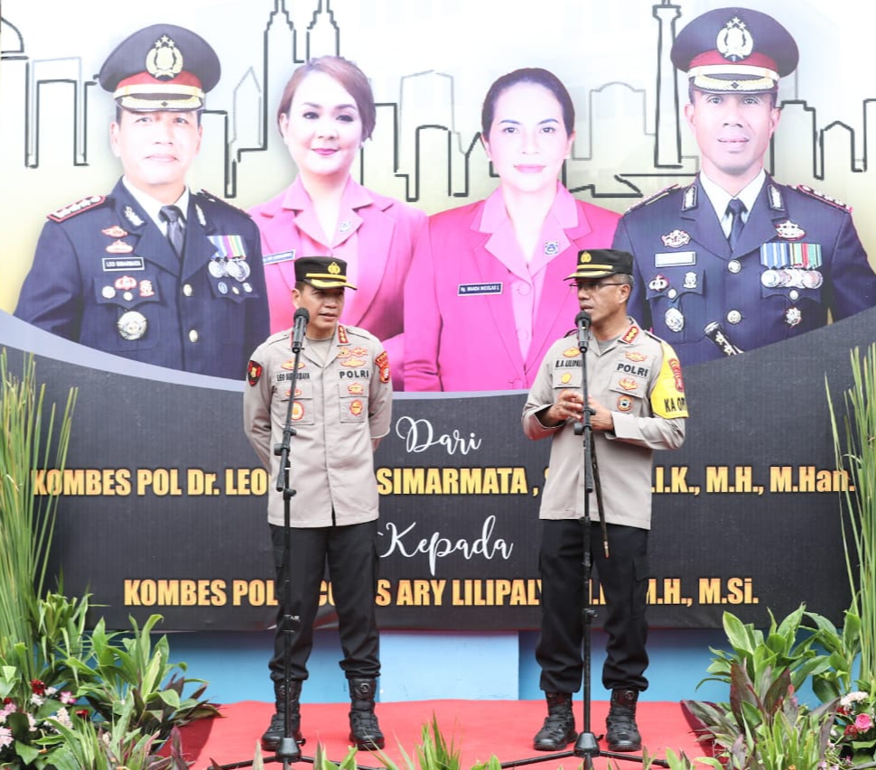 Tradisi Pedang Pora Penyambutan dan Pelepasan Kapolres Metro Jakarta Timur