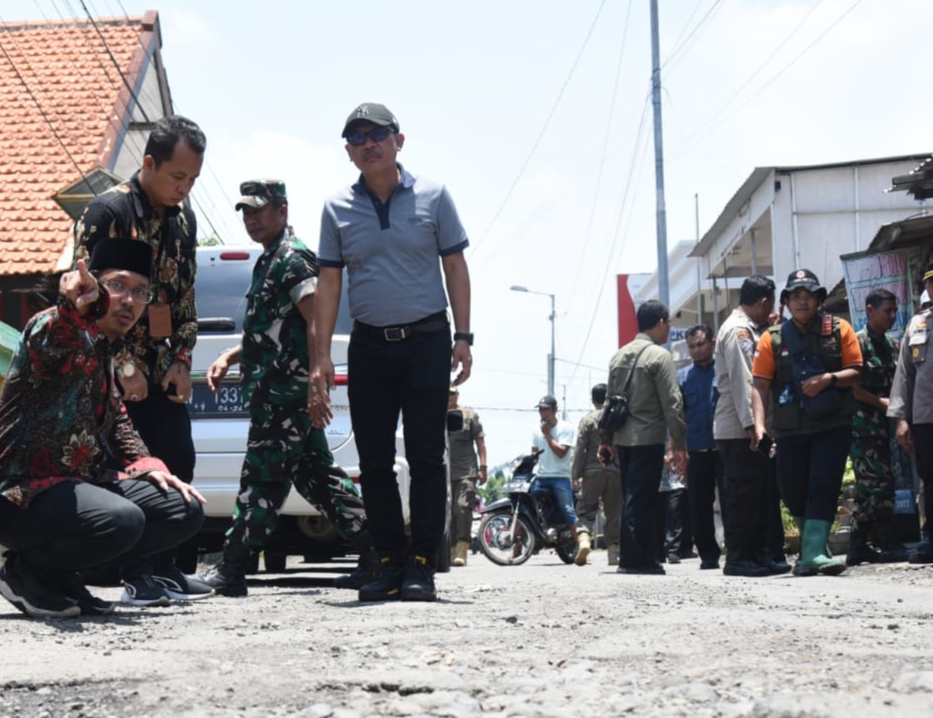 Banjir di Kecamatan Porong Surut, Bupati Muhdlor Ali Segera Perbaiki Jalan Desa yang Rusak