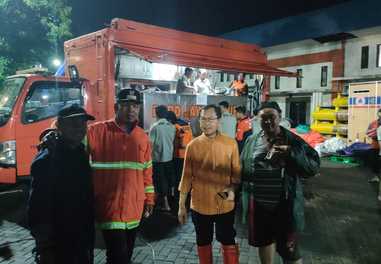 BPBD Kirim Bantuan Logistik dan Evakuasi Warga Terdampak Banjir Waru Sidoarjo