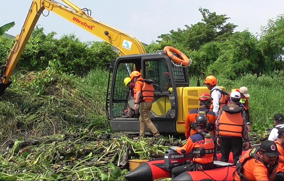 Cegah Banjir di Kecamatan Waru dan Taman Kembali Terulang, Tim Gabungan Pemrov Jatim dan Pemkab Sidoarjo Bersihkan Sungai Bakan ng