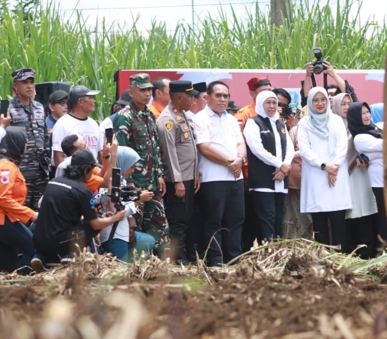 Gubernur Khofifah Didampingi Bupati Banyuwangi Ground breaking Huntara Korban Banjir Kalibaru