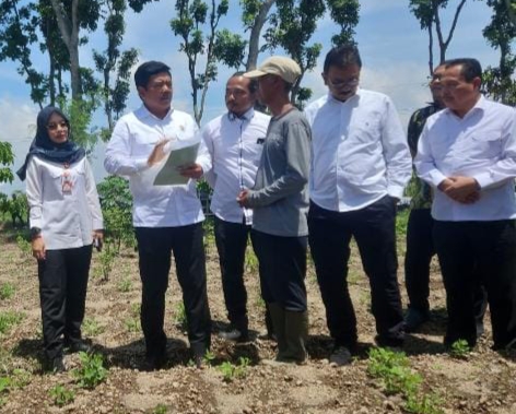 Menteri ATR Serahkan Sertifikat Hasil Redistribusi Bekas HGU Pada Petani di Kediri