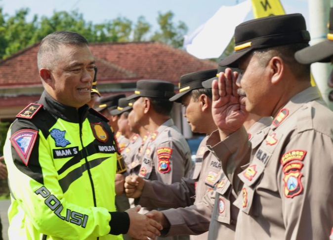 Patroli Bermotor ke Madura, Kapolda Jatim Pastikan Kondusifitas H -2 Pencoblosan Pemilu 2024