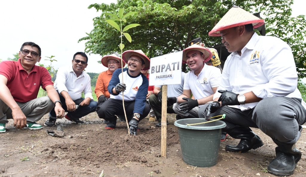 Pj. Bupati Pasuruan Pasuruan Ajak Perusahaan Aktif Tanam Pohon