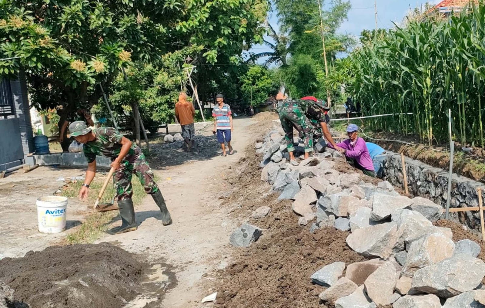 Prajurit Brigif 2 Marinir Dukung TMMD Ke – 119 di Gresik.