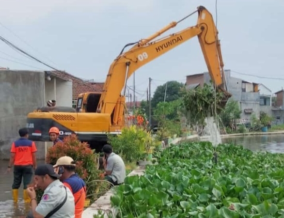 Tangani Banjir Trosobo, Pemprov Jatim Turunkan Dua Alat Berat Excavator