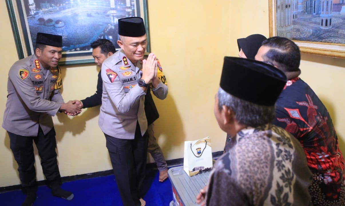 Turut Belasungkawa dan Beri Santunan, Kapolda Jatim Takziah ke Rumah Duka Anggota PPS di Desa Lebo