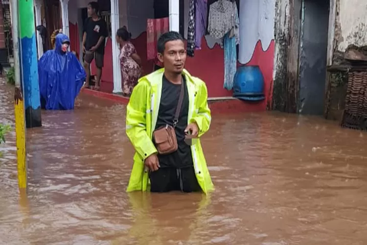 Dinas Sumber Daya Air (SDA) Kabupaten Pasuruan,Bersihkan Material Kayu Dijembatan Sungai Winongan