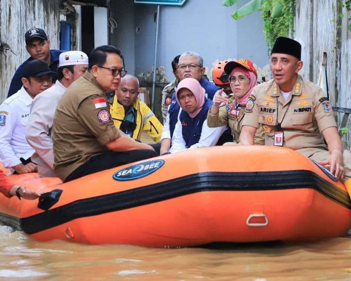 Pj Gubernur Jatim Adhy Karyono Tinjau Banjir di Bangkalan