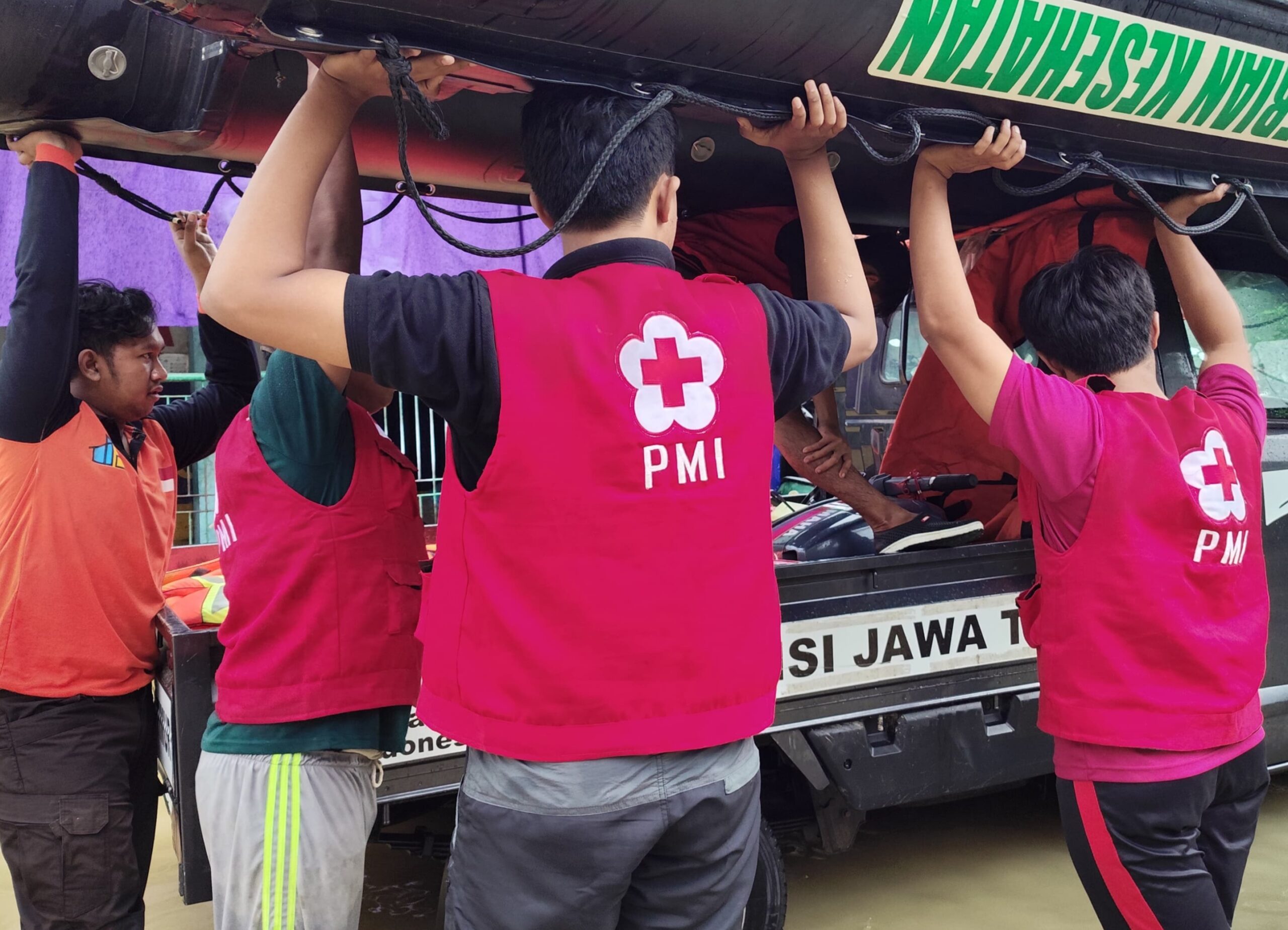 PMI Pusat Beri Bantuan Pada Wilayah Terdampak Banjir dan Longsor Di Jatim