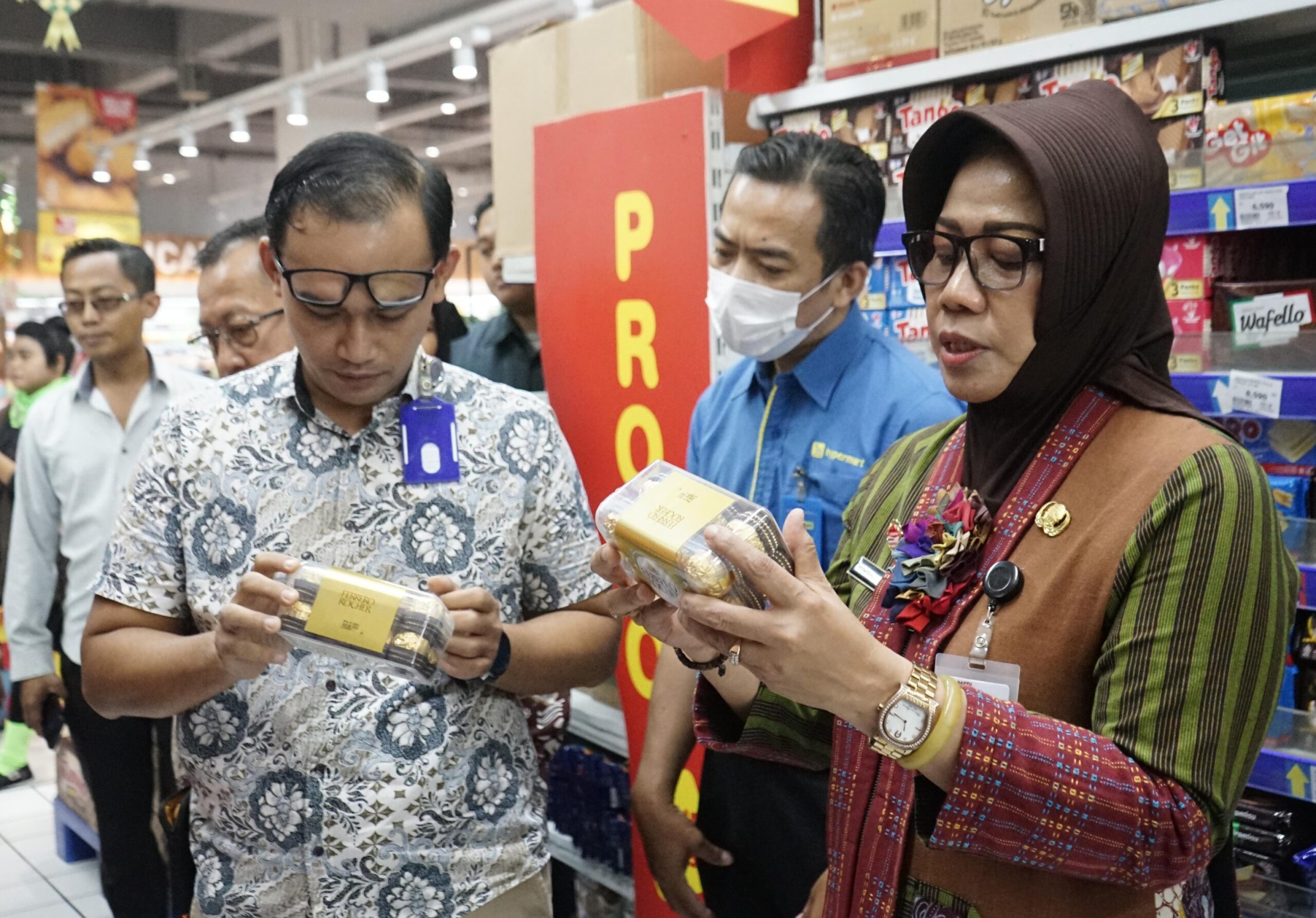 Jelang Hari Raya Idul Fitri 1445 H, Sekda Kabupaten Sidoarjo Sidak Mamin di Swalayan Tengah Kota