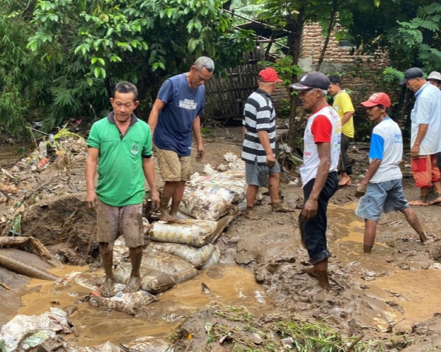 Warga Kecamatan Winongan Gotong Royong Bersihkan Endapan Lumpur Sisa Banjir