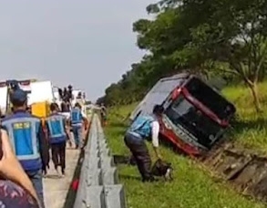 Diduga Lakalantas Bus Rosalia Indah di Jalur Tol Pemalang-Batang Akibat Sopir Mengantuk