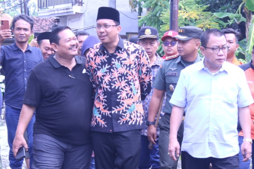 H+2 Lebaran, Gus Muhdlor Salurkan Bantuan Beras Kepada 700 Warga Terdampak Banjir