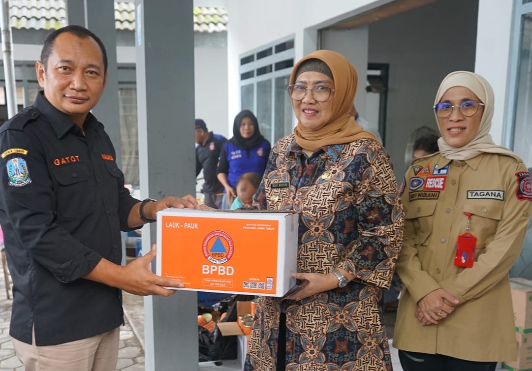 Kalaksa BPBD Jatim Serahkan Bantuan Logistik pada Warga Terdampak Lahar Dingin Semeru