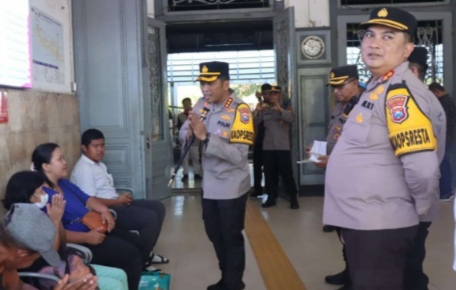 Kapolresta Sidoarjo Pantau Arus Balik Lebaran di Stasiun Kota