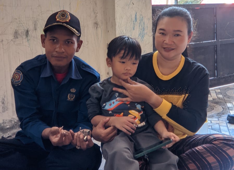 Petugas Damkar Evakuasi Anak Yang Jarinya Terjepit Lubang Jendela