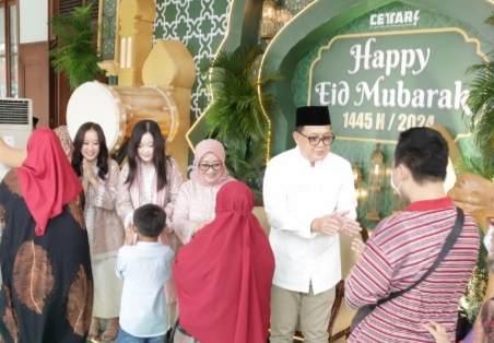 Pj Gubernur Jatim Open House Idul Fitri 1445 H Bersama Masyarkat di Grahadi